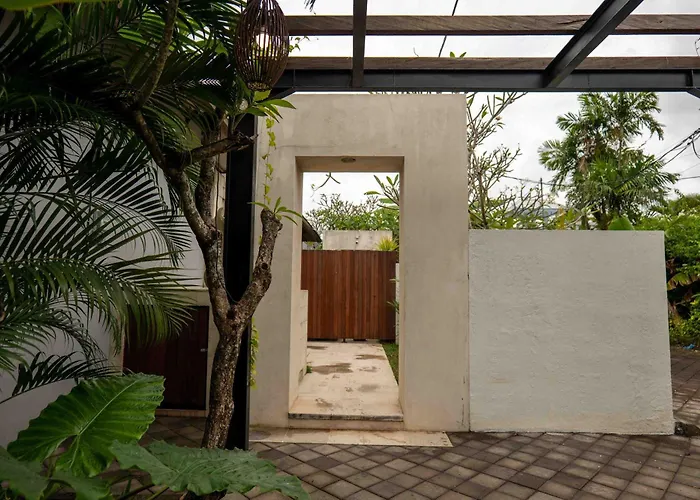Villa Tuluscolivingseminyakvilla1