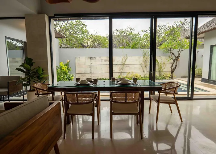 Villa Tuluscolivingseminyakvilla1