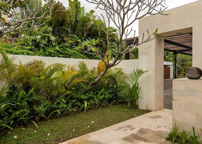 Villa Tuluscolivingseminyakvilla1