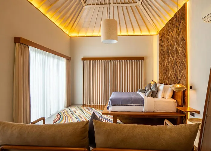 Villa Tuluscolivingseminyakvilla1
